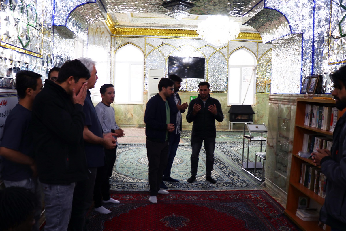 بازدید دانشجویان بین‌المللی دانشگاه از بقعه‌ حضرت قیدار نبی(ع)، غار کتله‌خور و گنبد سلطانیه