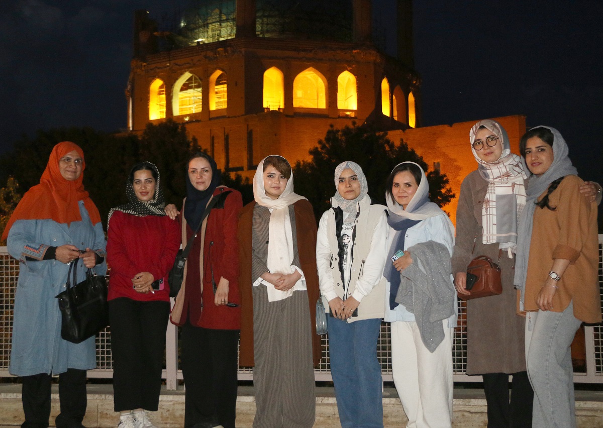 بازدید دانشجویان بین‌المللی دانشگاه از بقعه‌ حضرت قیدار نبی(ع)، غار کتله‌خور و گنبد سلطانیه