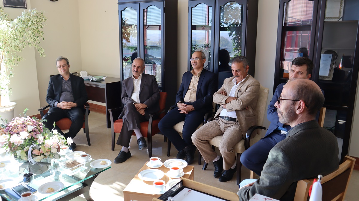 A group of Zanjan’s authors and trustees meet with IASBS’s Acting Head