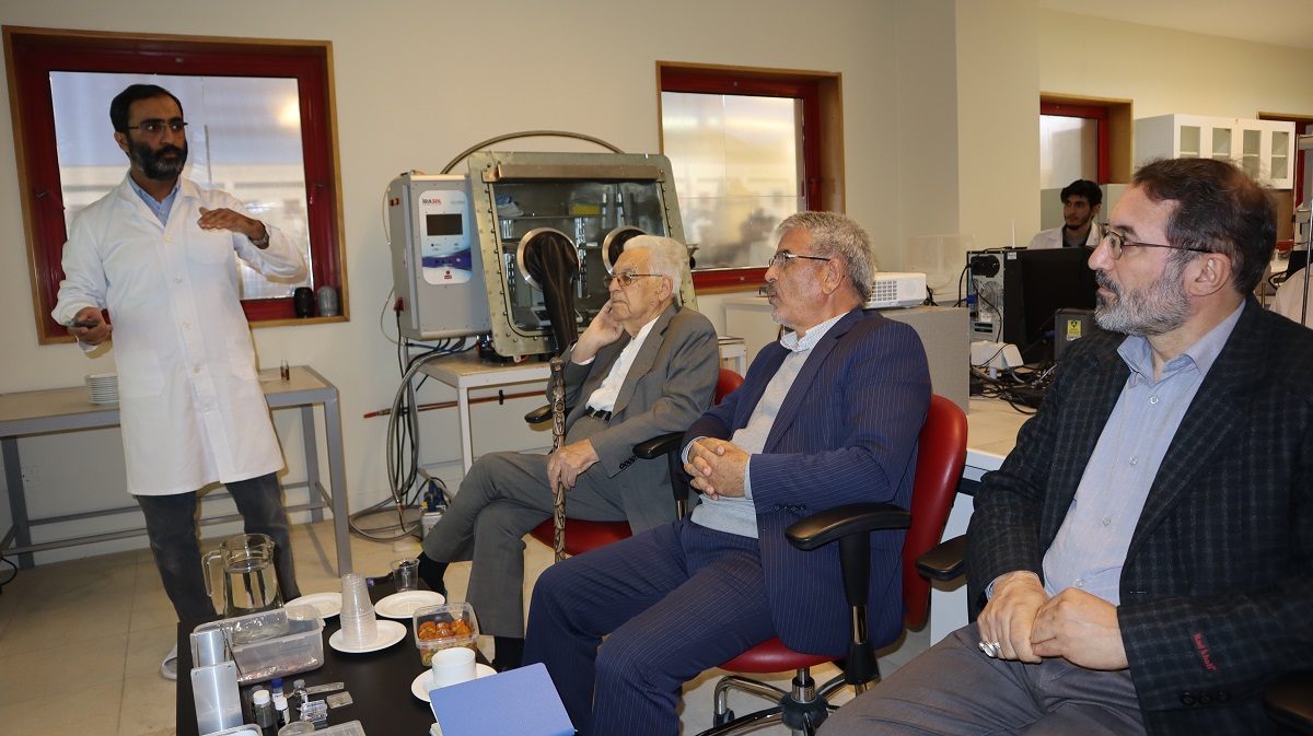 IASBS’s Acting President, Prof Sadollah Nasiri Gheydari, Visits Amir A’lam Ghazanfari Electronics Materials Laboratory at Physics Department